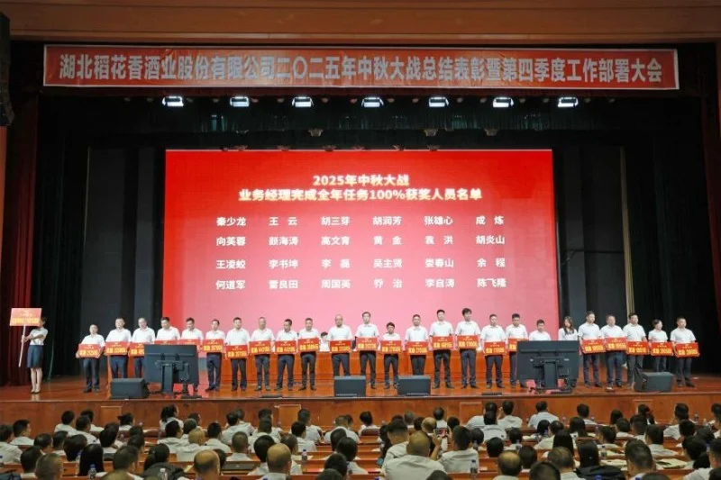 部分获奖代表展示荣誉