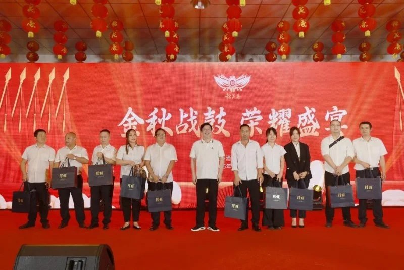 蔡开云为特等奖获得者颁奖